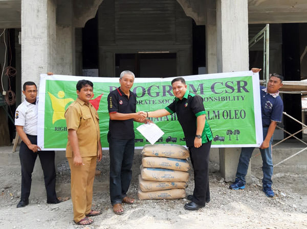 Fachril/sumutpos SERAHKAN BANTUAN: Humas PT. PHPO KIM Martua Muda Daulay, menyerahkan bantuan semn kepada Ketua BKM Masjid Al-Amin Kompol Marjo.