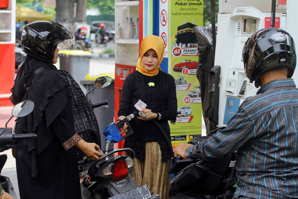 SUTAN SIREGAR/SUMUT POS PAKAIAN KEBAYA: Seorang petugas SPBU mengenakan  kebaya saat bekerja di SPBU Jalan Putri Hijau Medan, Minggu (21/4).  Semua petugas perempuan di SPBU tersebut mengenakan kebaya untuk memperingati Hari Kartini yang jatuh pada 21 Apr
