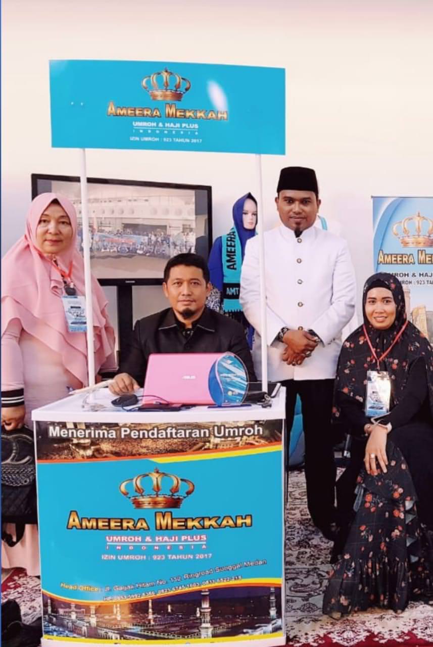 Owner PT. Ameera Mekkah, Ibu Neni, didampingi Tim Marketing, Ustaz Uhe dan Ustaz Burlian.