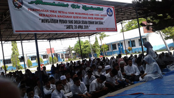 BERSAMA: Para siswa dan guru mengikuti peringatan Isra Mikraj Nabi Muhammad SAW, khataman Quran, dan zikir bersama di halaman sekolah tersebut, Sabtu (20/4).