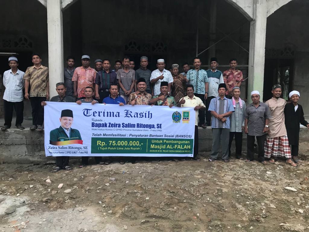 Foto: Istimewa  Sekretaris komisi C DPRD Sumut, Zeira Salim Ritonga bersama para pengurus masjid saat memfasilitasi penyaluran bantuan sosial pada salah satu Masjid di wilayah pemilihannya.