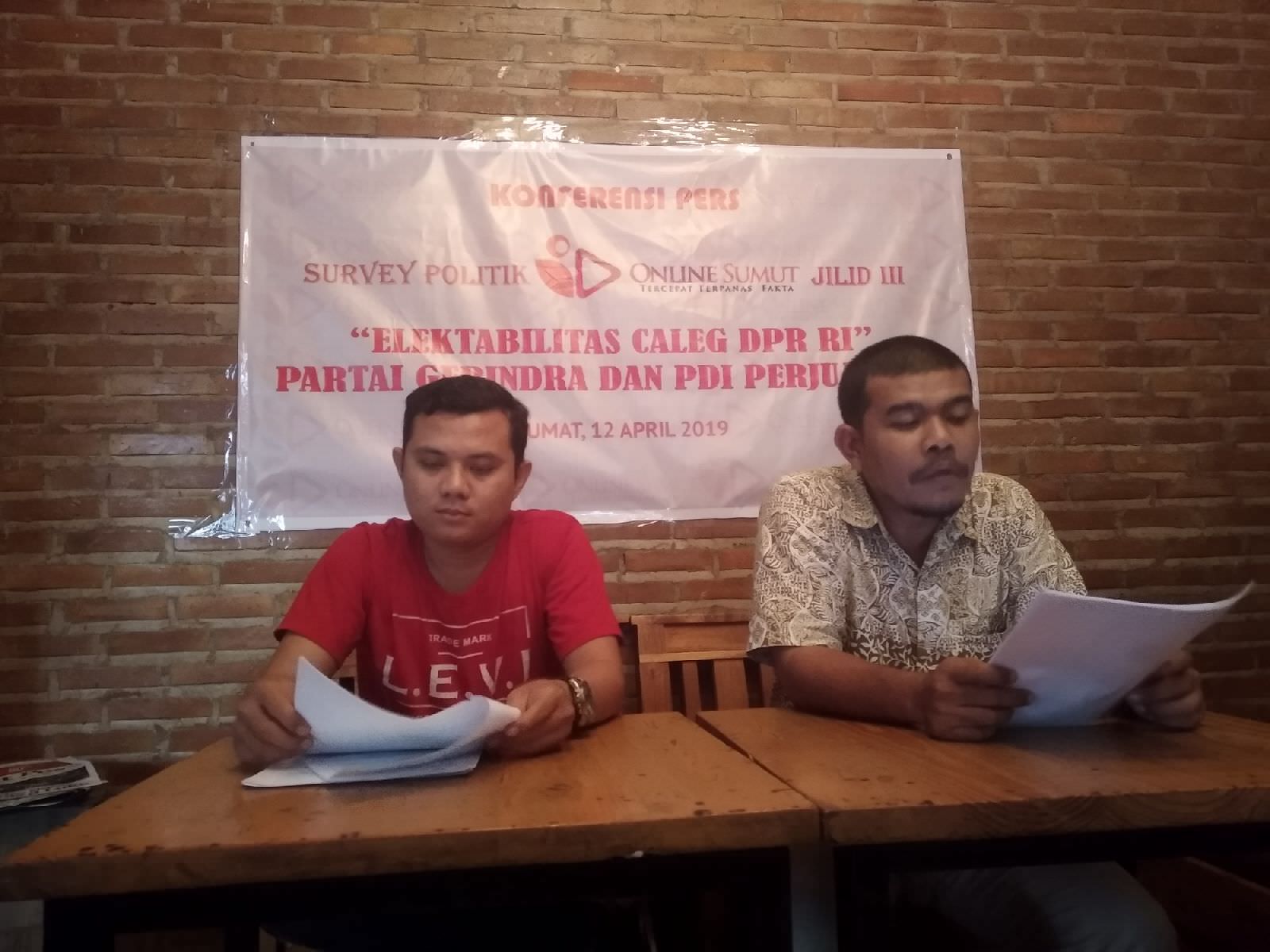 Foto: Bagus/Sumut Pos Direktur Lembaga Survei Onlinesumut, Yudhistira, dalam konferensi pers yang digelar di Medan, Jumat (12/4) sore.