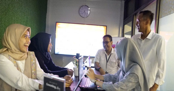 istimewa DISKUSI: Deputy Executive GM Coherence and Innovatif Management Telkom, Ery Punta (tengah) saat berdiskusi di co working space Halal Park, Jakarta, Jumat (26/4).