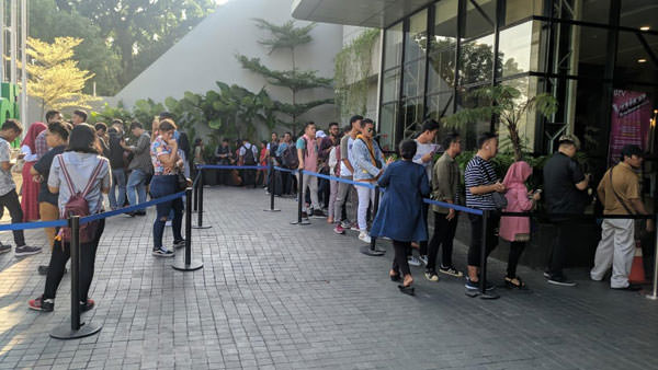 istimewa/sumut pos ANTRE: Para peserta audisi mengantre untuk mendaftar ikut audisi The Voice Indonesia yang digelar di Hotel Ibiss Style Jalan Patimura Medan, Sabtu (13/4).
