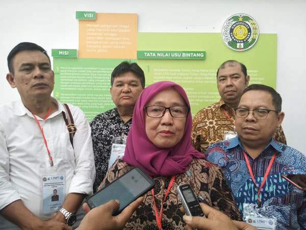 BAGUS SYAHPUTRA/Sumut Pos TINJAU: WR I USU, Prof Rosmayati memberikan keterangan pada wartawan saat meninjau pelaksanaan UTBK SBMPTN di Kampus USU, Sabtu (13/4).