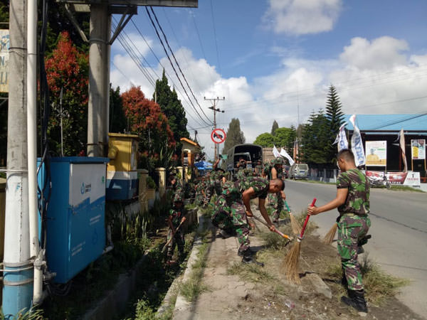 SOLIDEO/SUMUT POS BERSIHKAN: Personel Batalyon Infanteri (Yonif) 125/Simbisa, bersih-bersih di kawasan  Pasar Kabanjahe, dan Gereja Batak Karo Protestan (GBKP) Runggun di Kecamatan Kabanjahe, Kabupaten Karo.