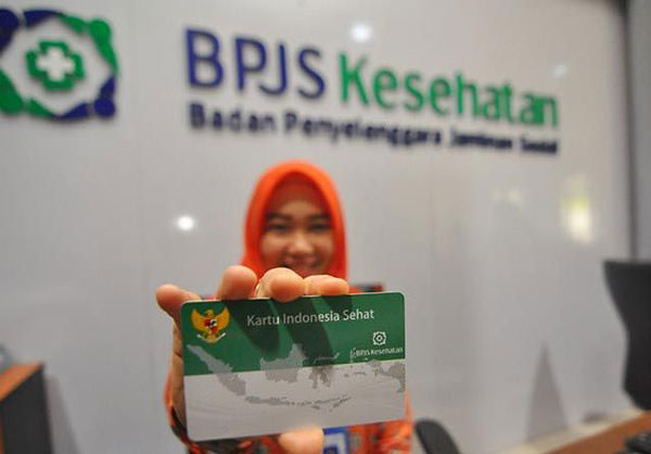 PERLIHATKAN: Seorang petugas BPJS Kesehatan memperlihatkan Kartu Indonesia Sehat kepada media.
