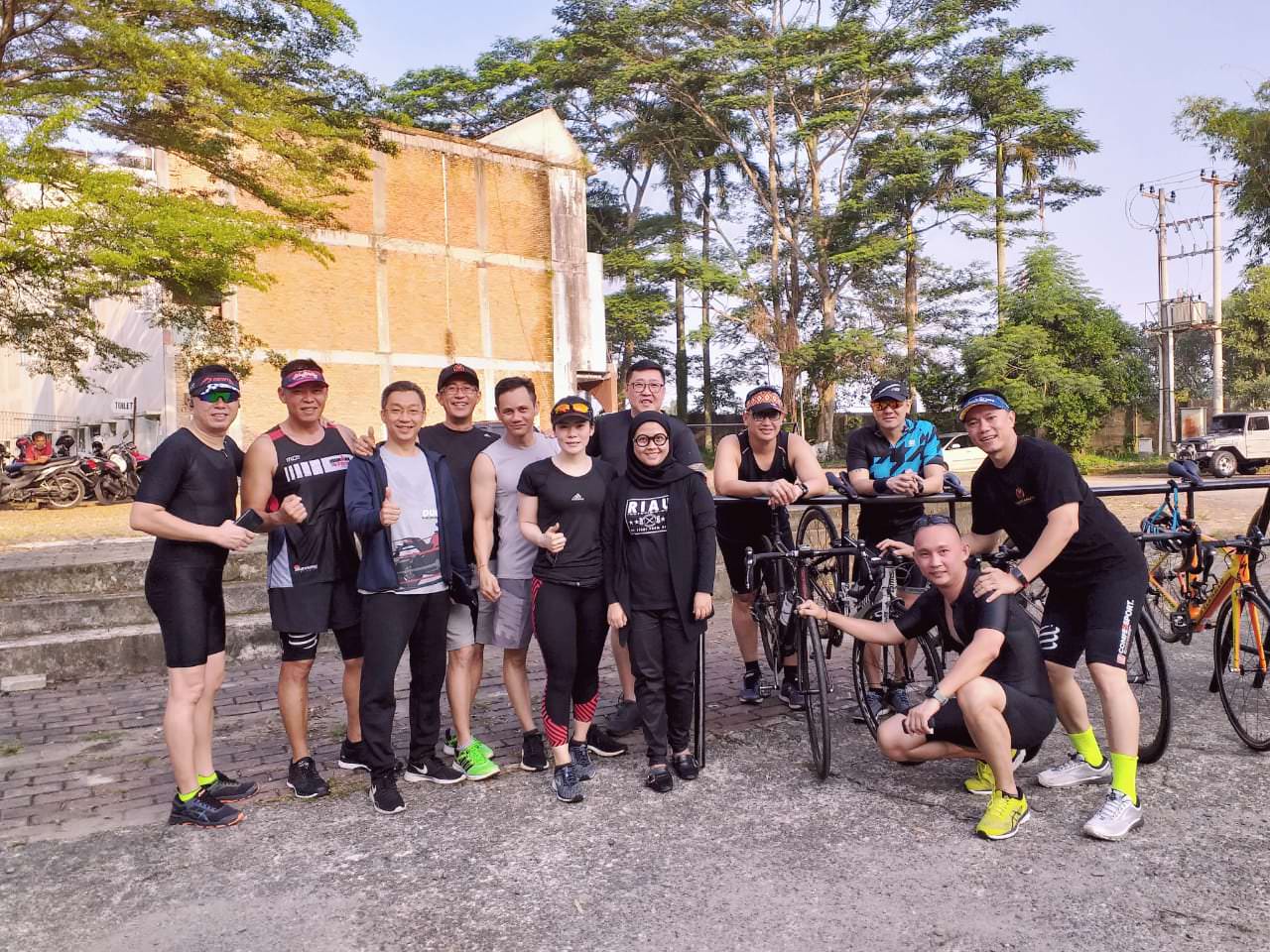 FUN BIKE: Para peserta fun bike foto bersama. Fun bike salah satu kegiatan yang digelar Royal Sumatera, baru-baru ini.