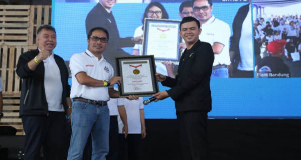 istimewa MURI: Direktur Utama Kimia Farma, Honesti Basyir dan Direktur Pengembangan Bisnis, Pujianto saat menerima piagam dari MURI.