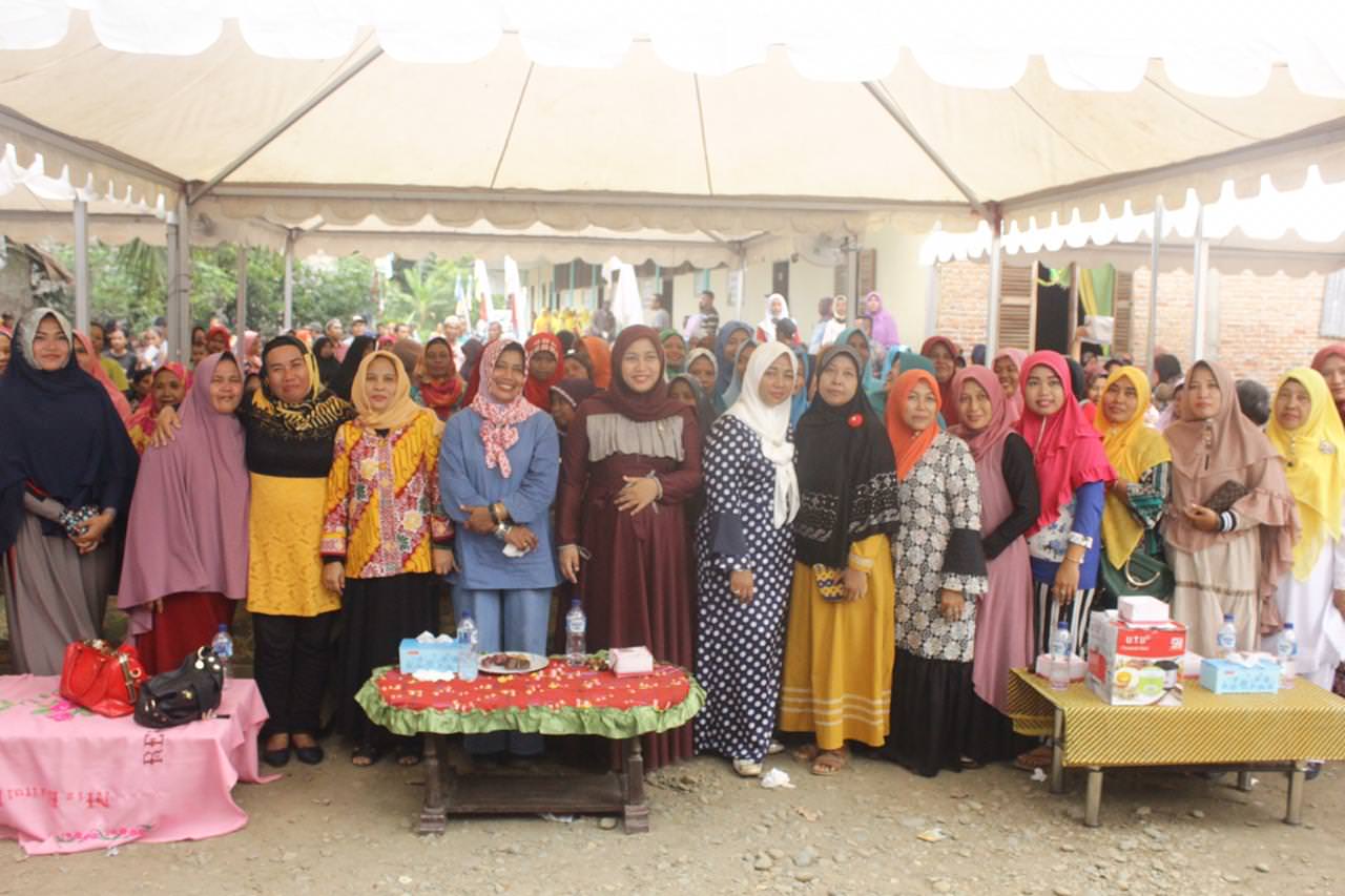 Foto: Istimewa DIABADIKAN: Perwakilan BKKBN Sumut dan anggota DPR RI diabadikan bersama usai sosialisasi Advokasi dan KIE di Langkat, belum lama ini.