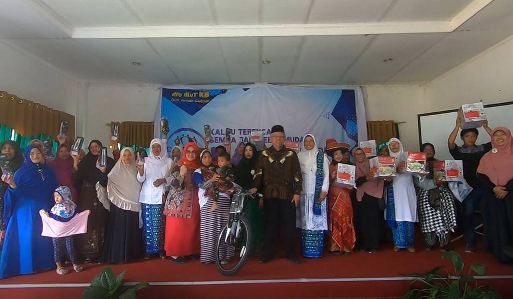 Foto: Istimewa  PEMENANG: Perwakilan BKKBN Sumut dan Anggota DPR RI diabadikan bersama warga pemenang hadiah, di Kecamatan Kabanjahe, Kabupaten Karo, belum lama ini.