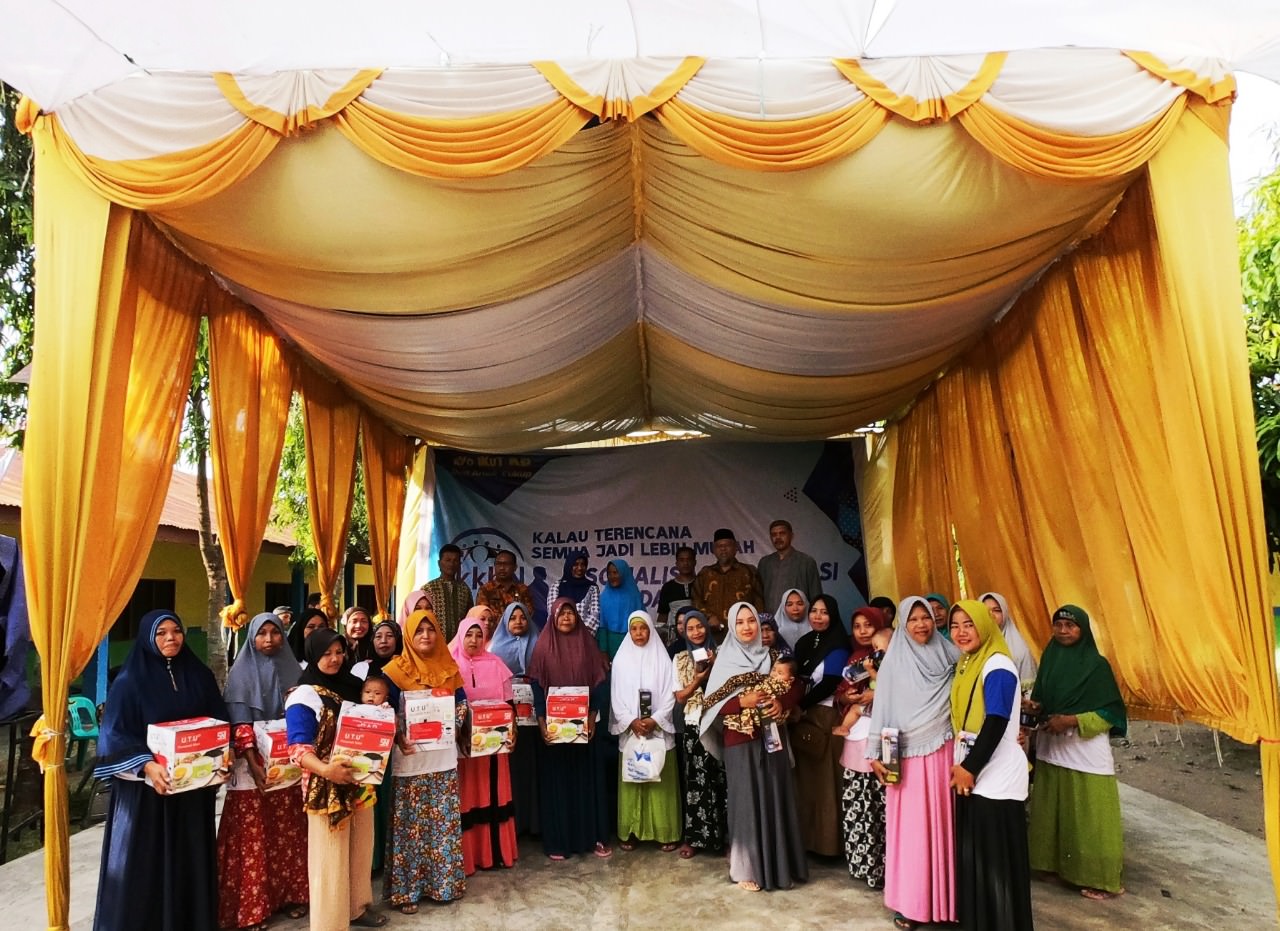 Foto Istimewa  PESERTA Perwakilan BKKBN Sumut dan Anggota DPR RI diabadikan bersama warga peserta sosialisasi di Pardamaian, Langkat. 