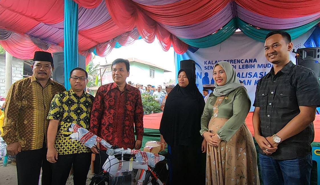 Foto: Istimewa  HADIAH: Perwakilan BKKBN Sumut dan Anggota DPR RI menyerahkan hadiah kepada warga peserta sosialisasi Jalan Sei Bangkatan, Kecamatan Binjai Selatan, Kota Binjai.