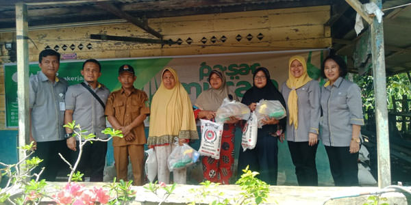 ist DIABADIKAN: Ketua TP PKK Langkat, Ny Tiorita Terbit Rencana dan Wakil Ketua Ny Endang Syah Afandin dengan pengurus