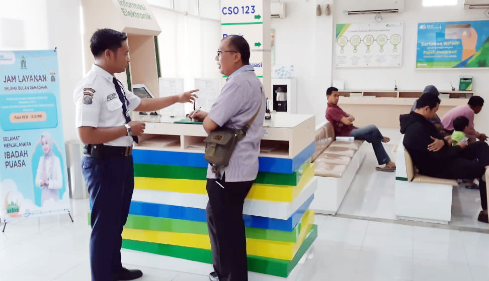 teddy/sumut pos MELAYANI: Petugas sekuriti melayani peserta BPJS TK saat berkunjung ke BPJS- TK Binjai.