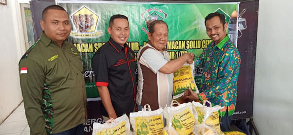 ISTimewa/sumut pos SERAHKAN: Ketua Bankom MSC, Ade Gunawan didampingi Ketua MSC Kasim menyerahkan bantuan sembako kepada warga Medan Helvetia Timur. , Jumat (17/5).