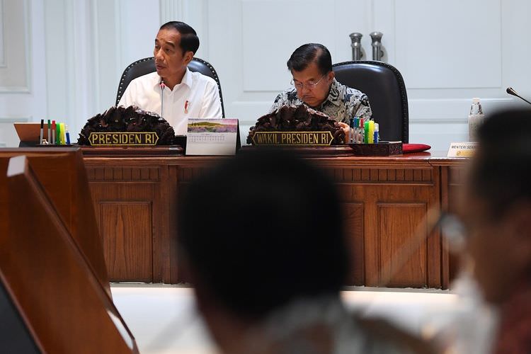 Antara Foto/ Wahyu Putro A  Presiden Joko Widodo (kiri) didampingi Wakil Presiden Jusuf Kalla (kanan) memimpin rapat terbatas di Kantor Presiden, Jakarta, Jumat (3/5/2019).