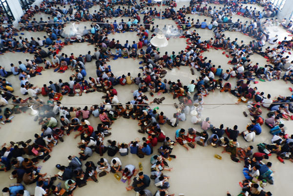 Sutan Siregar/Sumut Pos Tadarus: Ratusan santri membaca Alquran saat tadarus massal awal Ramadan 1440 H di Pesantren Ar-Raudhatul Hasanah Medan, Selasa (7/5). Tadarus yang diikuti sedikitnya 3.200 santri tersebut merupakan kegiatan rutin selama bulan Rama