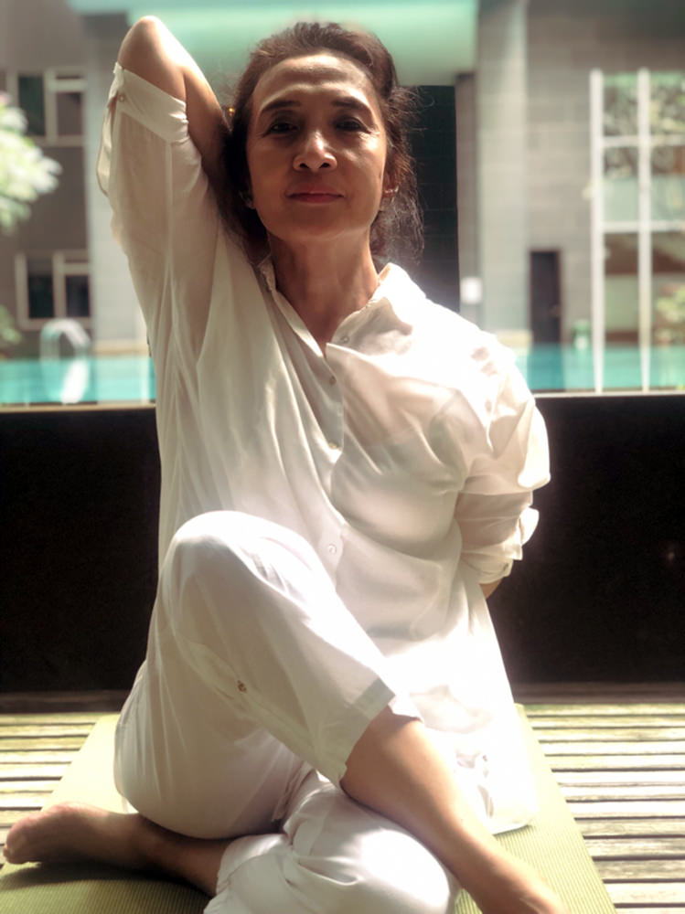 Linda Siahaan melakukan yoga di pagi hari.