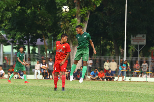 sutan sireger/sumut pos BEREBUT BOLA: Pemain PSMS Medan berebut bola dengan duel udara pada laga kontra PS AD, beberapa waktu lalu.
