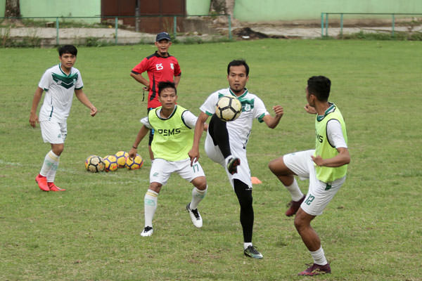sutan siregar/sumut pos BERLATIH: Para penggawa PSMS Medan saat berlatih di Stadion Mini Kebun Bunga Medan, Senin (20/5).