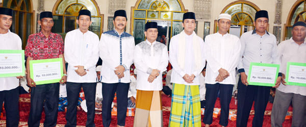 bambang/sumutpos DIABADIKAN: Para pemenang lomba saat diabadikan bersama Sekdakab Langkat dr H Indra Salahudin dan Kakan Kemenag Langkat.