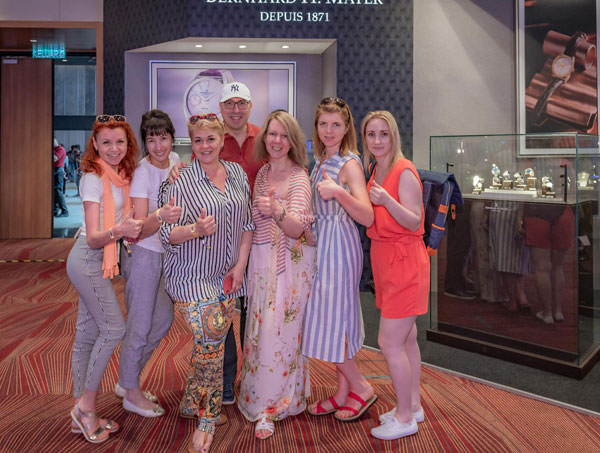 istimewa CERIA: Para pengusaha, cerita foto bersama di sela-sela acara Konvensi QNET di Malaysia.