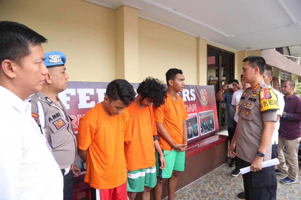 ist INTEROGASI: Kapolrestabes Medan (kanan) menginterogasi tiga pelaku yang menyerang SMAN 5.
