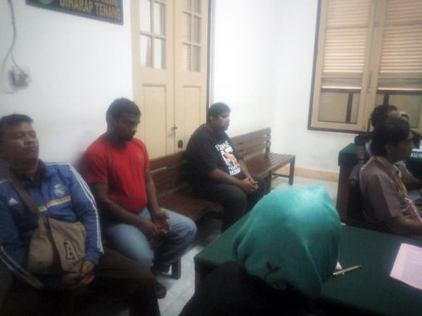 SIDANG: Anbu Rajen (tengah) dan Sarma (kanan) mendengarkan keterangan saksi polisi pada sidang di PN Medan, Jumat (10/5).