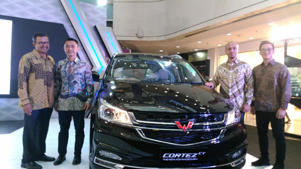 ist/Sumut Pos LUNCUR : (Kiri-Kanan)Presiden Director PT Arista Jaya Lestari Ali Hanafiah, Network Development Director PT SGMW Motor Indonesia Chen Yi Cheng, Regional Sales Manager Wuling Motors Sulistyo, Samuel Guntur Operational Manager Wuling Arista pa