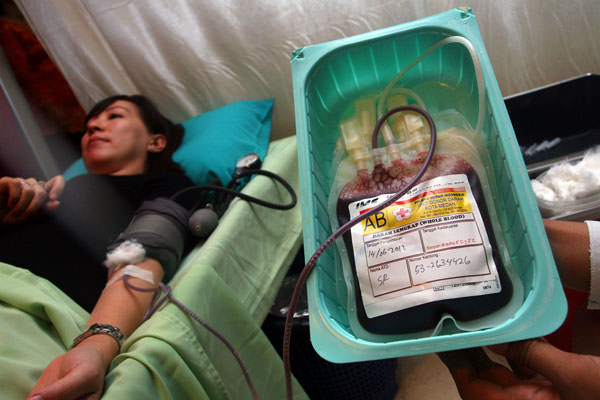 TRIADI WIBOWO/SUMUT POS DONOR: Seorang wanita mendonorkan darahnya untuk PMI Kota Medan, beberapa waktu lalu. Stok darah di Medan aman hingga Lebaran.