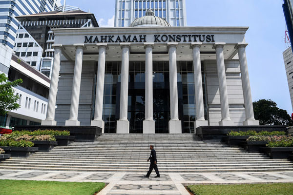 ist BERJALAN: Seorang pria melintasi Gedung MK di Jakarta, beberapa waktu lalu.