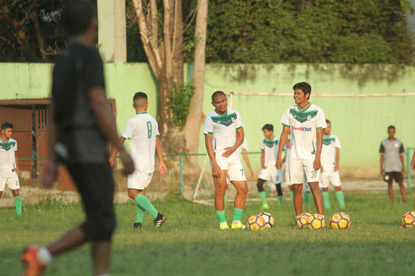 SUTAN SIREGAR/SUMUT POS LATIHAN: Skuad PSMS Medan saat menggelar latihan di Stadion Mini Kebun Bunga Medan, Senin (13/5). Hari ini, Ayam Kinantan akan ditantang Victory Dairi.