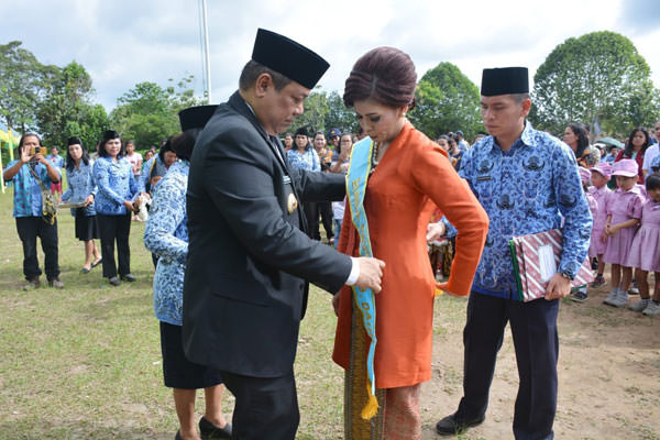 RUDY SITANGGANG/SUMUT POS SEMATKAN SELEMPANG: Bupati Dairi Eddy Keleng Ate Berutu menyematkan selendang kepada Bunda PAUD Dairi, Ny Romi Eddy Keleng Ate Berutu.