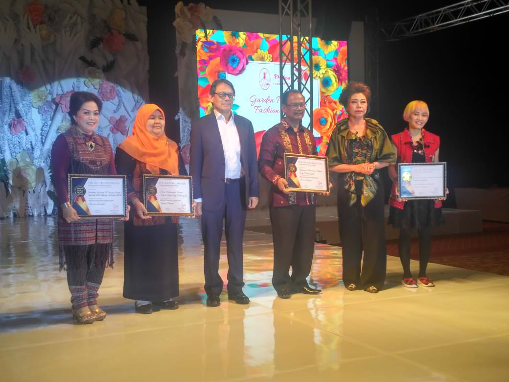 Para pemrakarsa Medan Fashion Trend (MTF) foto bersama di sela-sela cara fashion show terbesar di Kota Medan, Hotel JW Marriot, Medan, Sabtu (15/6/2019) malam.
