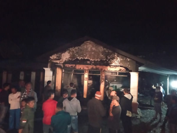 RUDY SITANGGANG/SUMUT POS. TERBAKAR: Warga menyaksikan rumah yang terbakar di Dusun Kebun Sibabi, Desa Lingga Raja 2, Keca Pegagan Hilir, Kab Dairi.