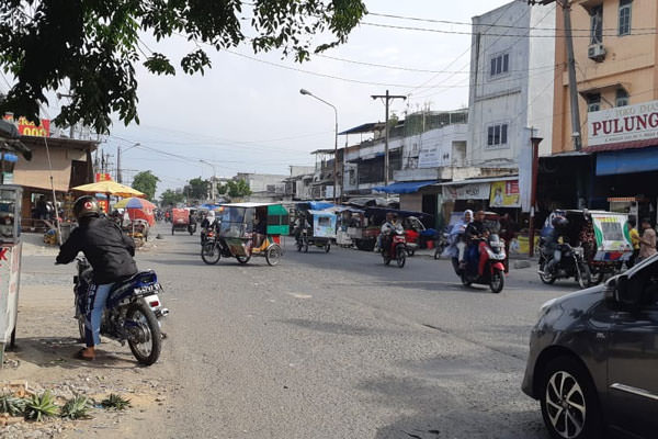 fachril/sumut pos SEMPIT: Jalan Marelan Raya yang sempit dan harus diperlebar