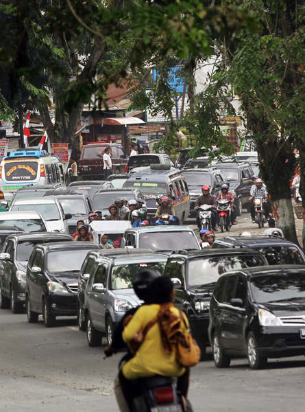 triadi wibowo/sumut pos MACET: Kemacetan kendaraan terlihat di jalur Jamin Ginting Km 12.5, Medan. Kemacetan disebabkan padatnya jumlah kendaraan, ditambah kurang tertibnya pengendara melapisi lajur berlawanan.