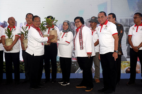 Biro Humas & Keprotokolan Setdaprovsu/Fahmi Aulia SIMBOLIS: Menko Perekonomian Darmin Nasution memberikan bibit pohon Makadamia kepada Sekdaprovsu, R Sabrina, Kamis (27/6).