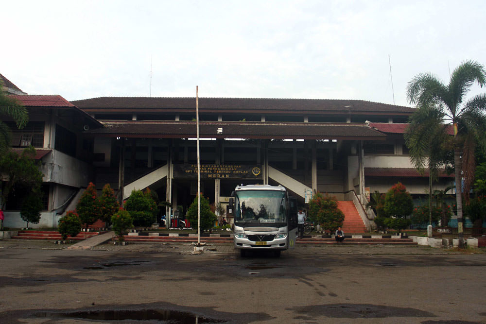 SUTAN SIREGAR/SUMUT POS TERMINAL AMPLAS: Aktivitas sejumlah angkutan umum yang menunggu penumpang di Terminal Amplas Medan, tampak sepi.