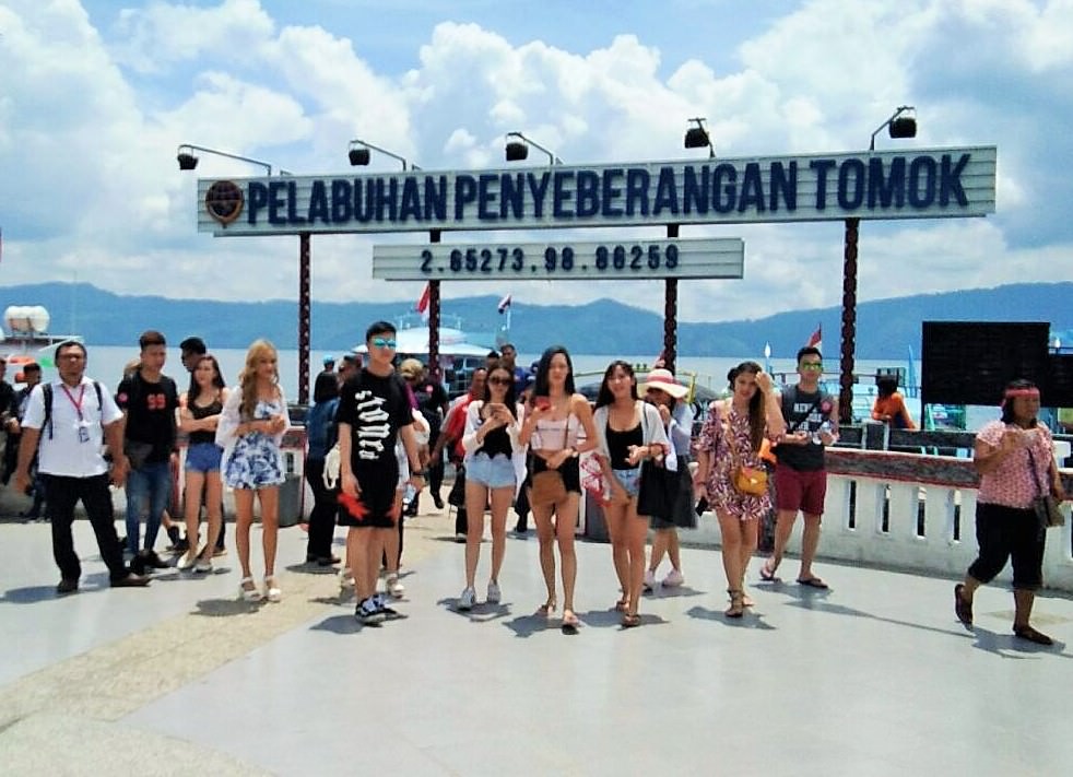 istimewa WISMAN: Wisatawan mancanegara (Wisman) saat tiba di pelabuhan penyeberangan Tomok, beberapa waktu lalu.
