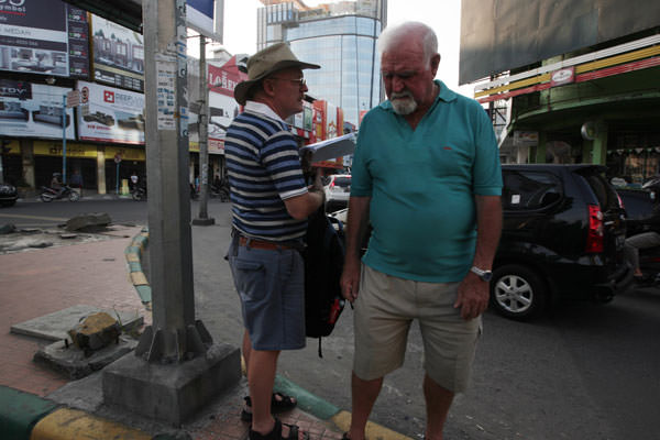 FILE sumut pos WISMAN: Dua wisatawan mancanegara berdiri di persimpangan jalan Kota Medan.