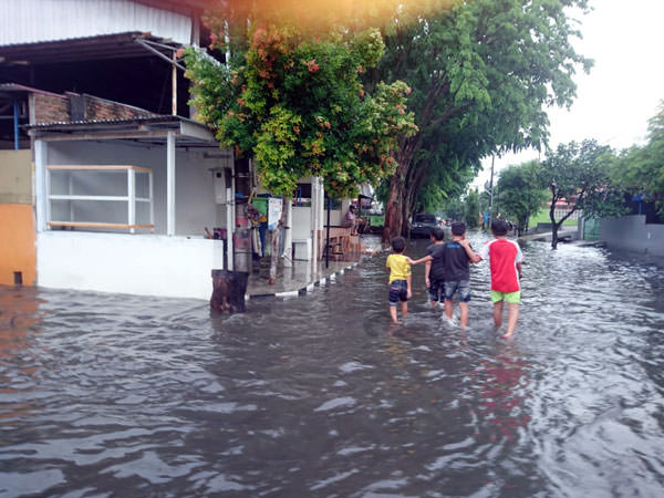 MENGGENANG: Air menggenangi ruas Jalan Bunga Wijaya Kusuma, Kelurahan PB Selayang II, Medan Selayang, tepat di depan bangunan kios dan Poskamling yang dibangun di atas drainase, Senin (27/5) lalu.