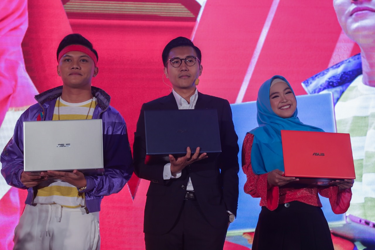 Rizky Febian dan Ria Ricis jadi Duta ASUS VivoBook Ultra A412, pada peluncuran peluncuran ASUS VivoBook Ultra A412 di Jakarta, 20 Juni 2019.