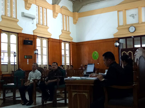 Agusman/Sumut Pos SAKSI: Plt Kadis PUPR Pakpak Bharat, David Anderson Karosekali (kiri) dan Hendriko Sembiring, menjadi saksi dalam kasus dugaan suap eks Bupati Pakpak Bharat, Remigo Yolando Berutu, di PN Medan, Senin (10/6).