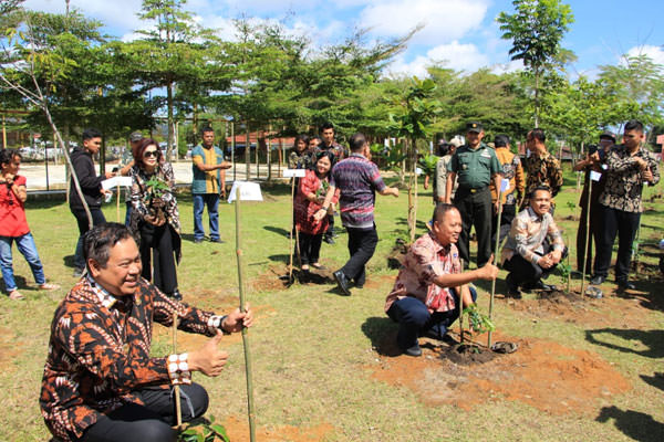 RUDY SITANGGANG/SUMUT POS TANAM BIBIT KOPI: Bupati Dairi, Eddy KA Berutu (kiri), Menristek Dikti, Mohamad Nasir (tengah), Wabup, Jimmy AL Sihombing menanam bibit kopi di Taman Rekreasi Sidikalang.