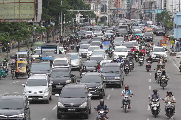SUTAN SIREGAR/SUMUT POS       KENDARAAN: Kendaraan melintas di seputaran Lapangan Merdeka. Jalan di seputaran Lapangan Merdeka diusul ganti nama.