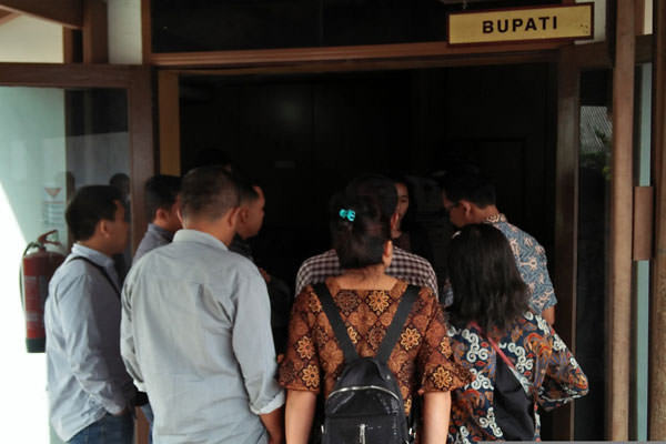 RUDY SITANGGANG/SUMUT POS TEMUI BUPATI: Karyawan PD Pasar Dairi menemui Bupati Dairi, Eddy KA Berutu menuntut pencairan gaji mereka yang sudah 9 bulan tidak dibayar.