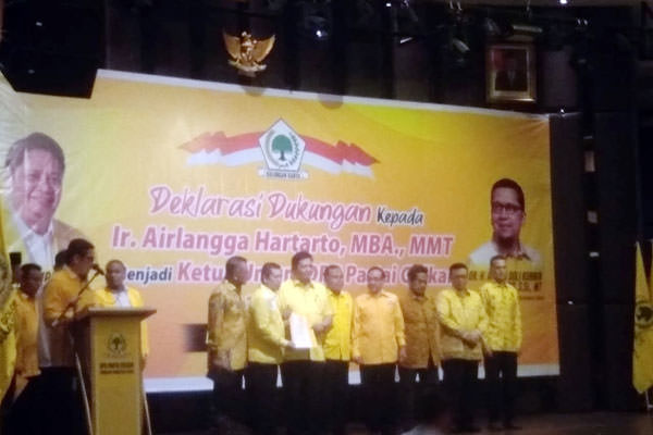 PRAN HASIBUAN/SUMUT POS DUKUNGAN: Ketua Golkar Medan, Syaf Lubis menyerahkan dukungan kepada Airlangga Hartarto untuk kembali maju sebagai Ketum DPP Golkar 2019-2024, di Le Polonia Hotel Medan, Senin (29/7) sore.
