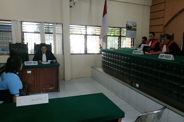 TEDDY/SUMUT POS TUNTUTAN: Istri oknum polisi, Irene Hutauruk mendengar tuntutan yang dibacakan Jaksa Linda Sembiring di PN Binjai, Kamis (4/7) siang.